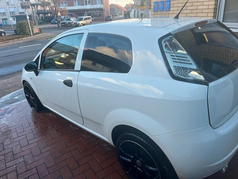 Gebraucht Fiat Punto 69 PS (50 kW) 2013 Weiß Kleinwagen