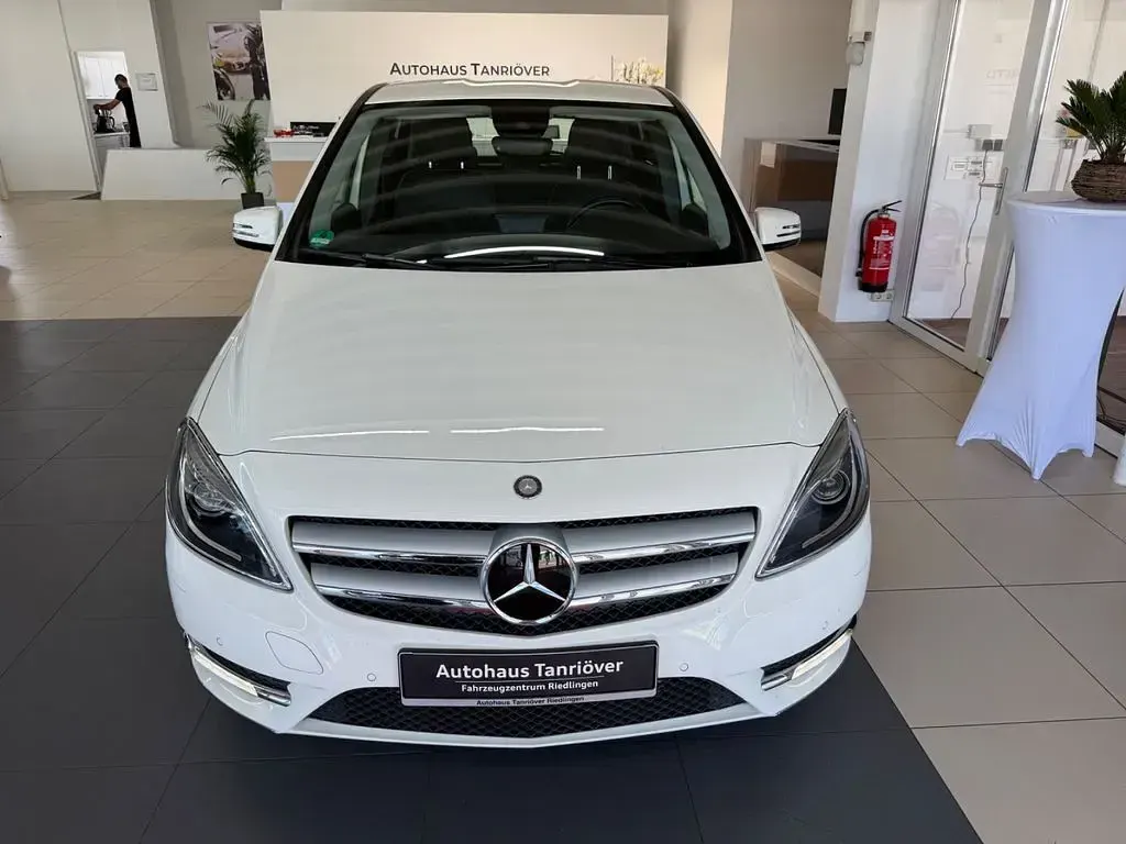 Gebraucht Mercedes B200 156 PS (114 kW) 2012 Weiß Kleinwagen