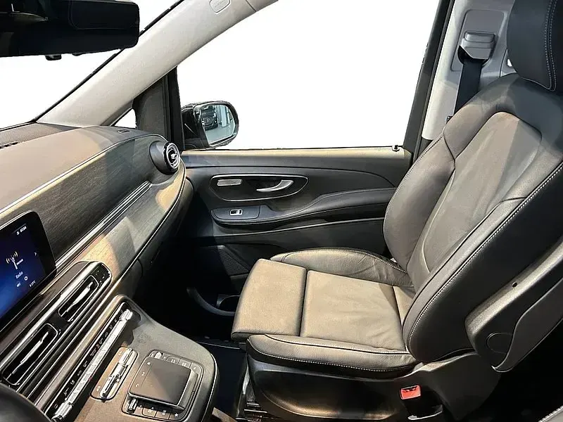 Gebraucht Mercedes V300 237 PS (174 kW) 2025 Obsidianschwarz metallic Van / Kleinbus