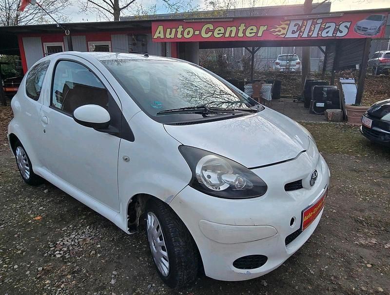 Weiß Gebraucht 2011 Toyota Aygo Kleinwagen | 1.849 € (Superpreis) - Bild 1/4