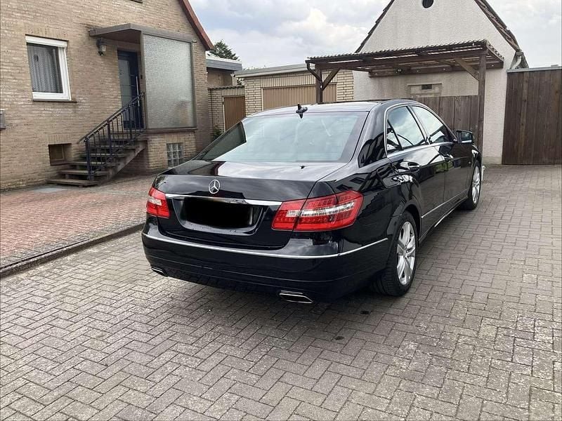 Second-hand Mercedes E250 204 CP (150 kW) 2011 Negru Berlinǎ