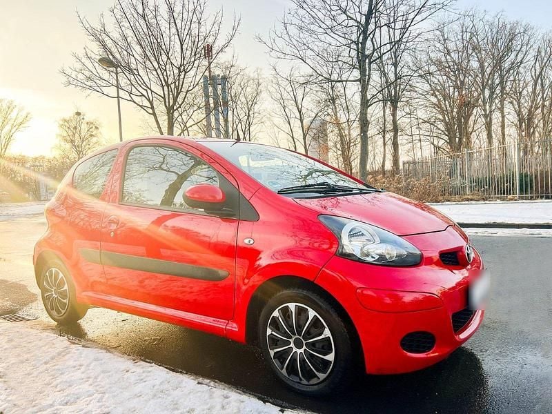 Gebraucht Toyota Aygo 65 PS (47 kW) 2009 Rot Kleinwagen