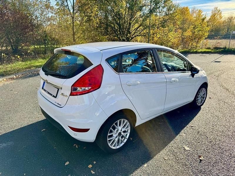 Gebraucht Ford Fiesta Titanium 95 PS (69 kW) 2012 Weiß Limousine