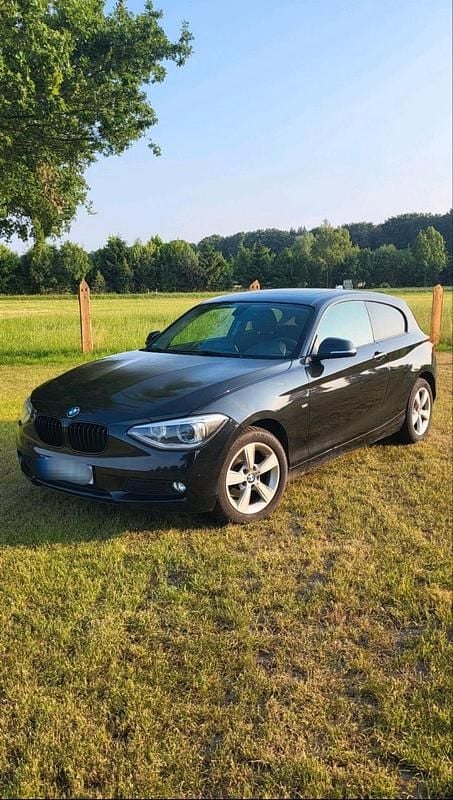 Schwarz Gebraucht 2012 BMW 118 Sport Line Kleinwagen | 5.790 € (Superpreis) - Bild 1/4