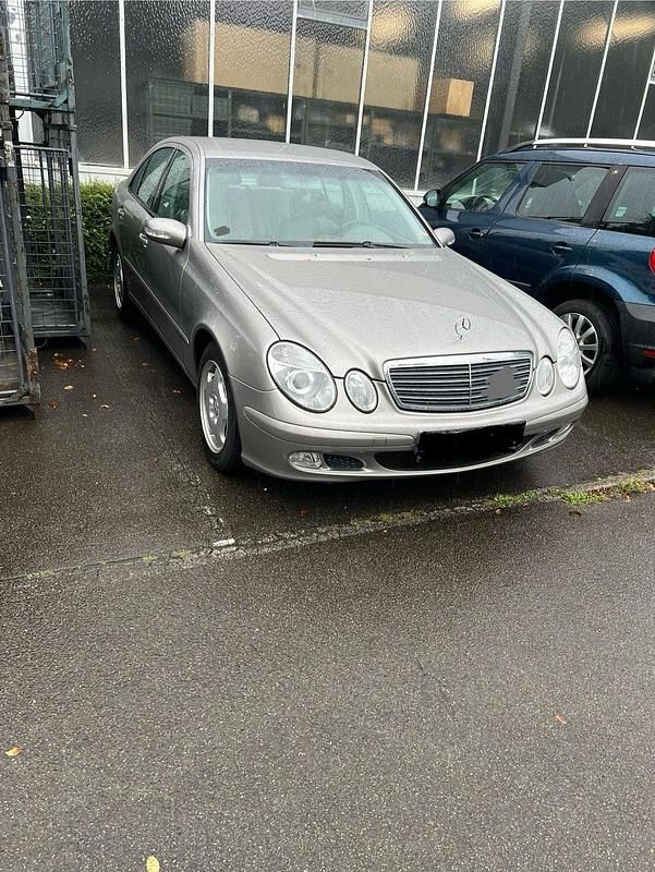 Beige Gebraucht 2003 Mercedes 240 Limousine | 6.999 € - Bild 1/4