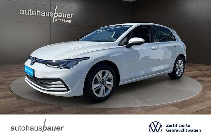 Weiß Gebraucht 2022 VW Golf VIII Life Limousine | 23.460 € (Fairer Preis) - Bild 1/4