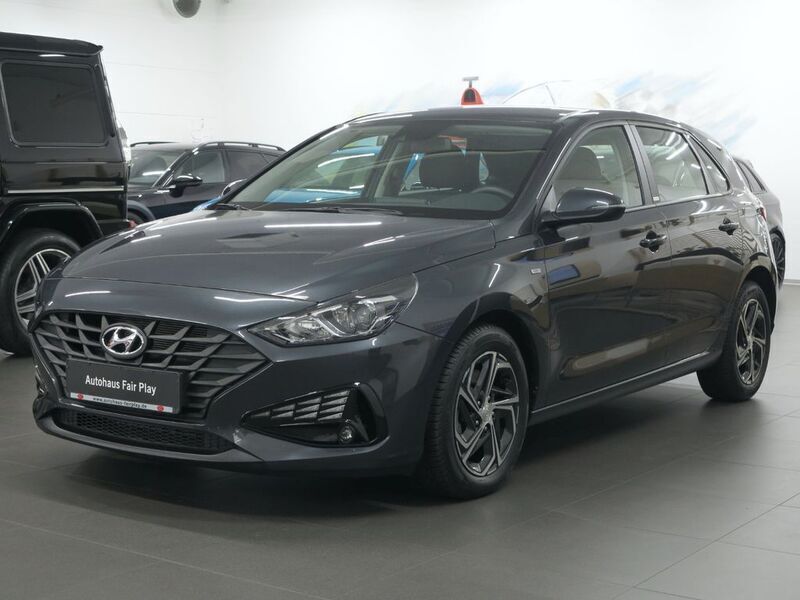 Dark knight / mic Gebraucht 2020 Hyundai i30 Select Limousine | 16.300 € (Fairer Preis) - Bild 1/4
