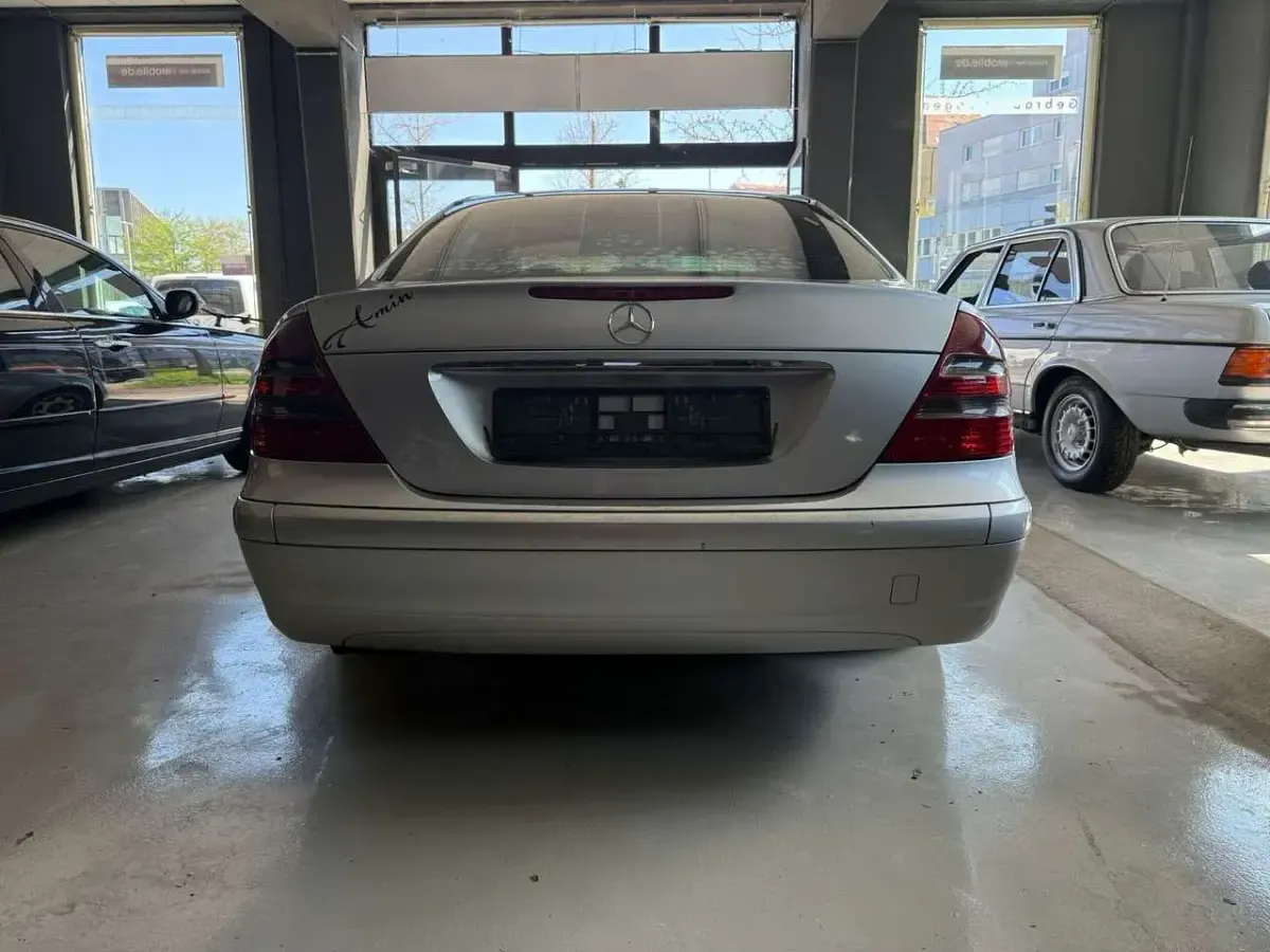 Gebraucht Mercedes E220 150 PS (110 kW) 2002 Brillantsilber Limousine