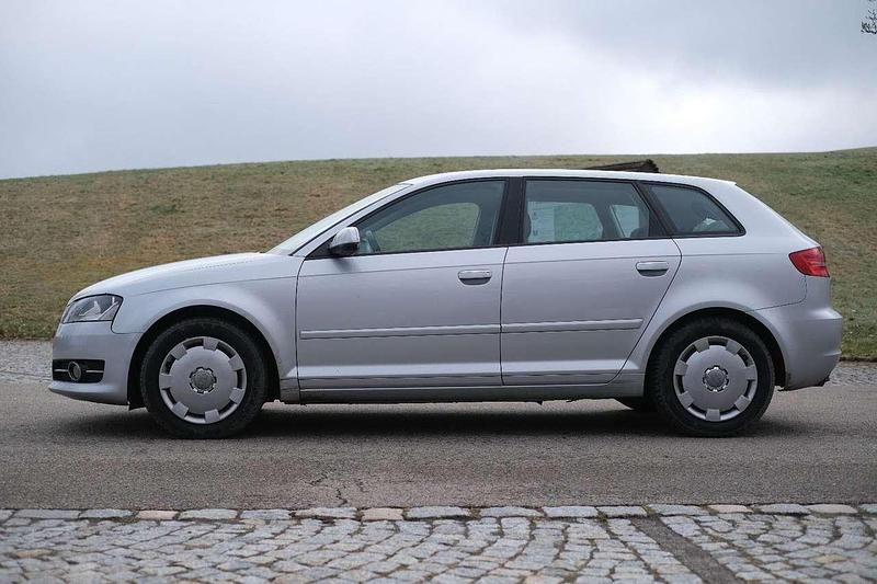 Gebraucht Audi A3 Attraction 140 PS (102 kW) 2012 Eissilber Kleinwagen