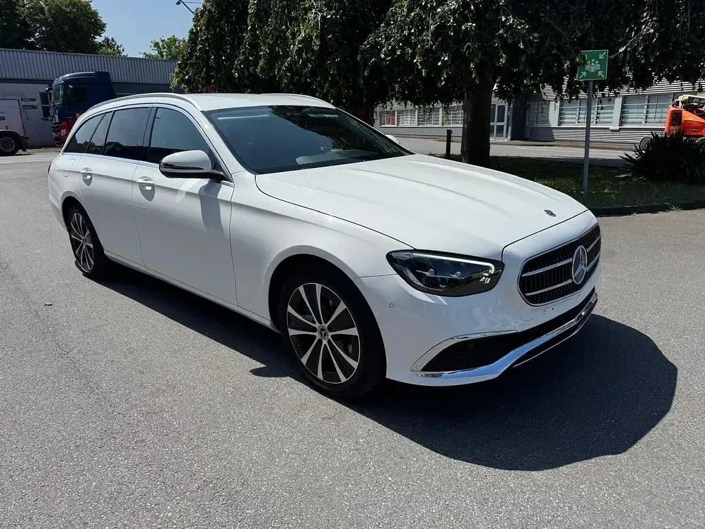 Second-hand Mercedes E300 194 CP (142 kW) 2022 Alb Berlinǎ