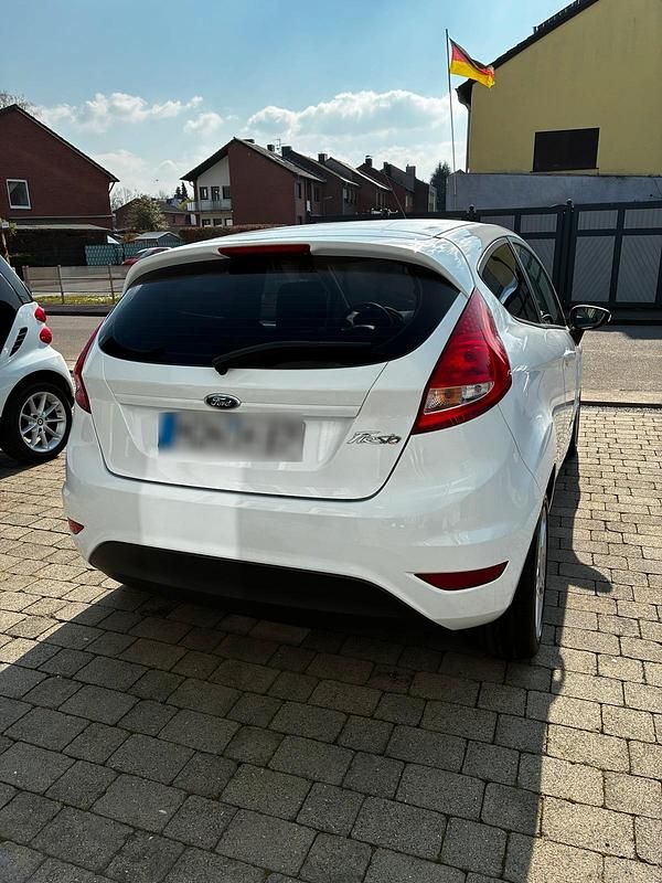 Gebraucht Ford Fiesta 82 PS (60 kW) 2009 Weiß Kleinwagen