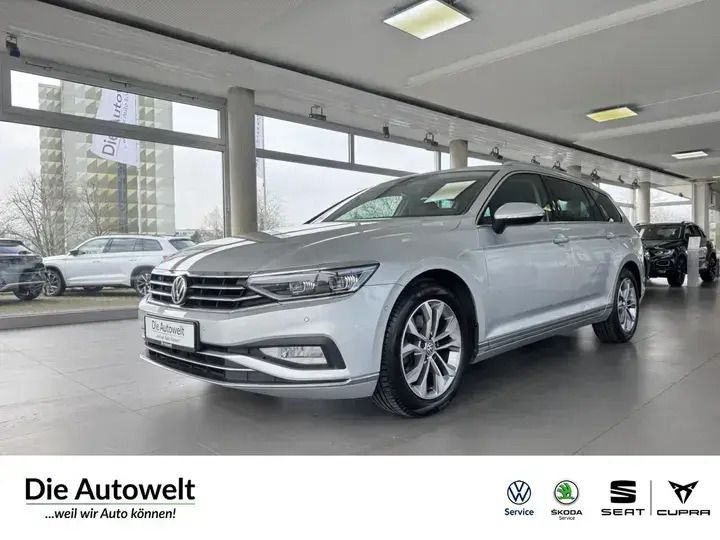 Reflexsilber Gebraucht 2020 VW Passat Elegance Kombi | 19.980 € (Fairer Preis) - Bild 1/4