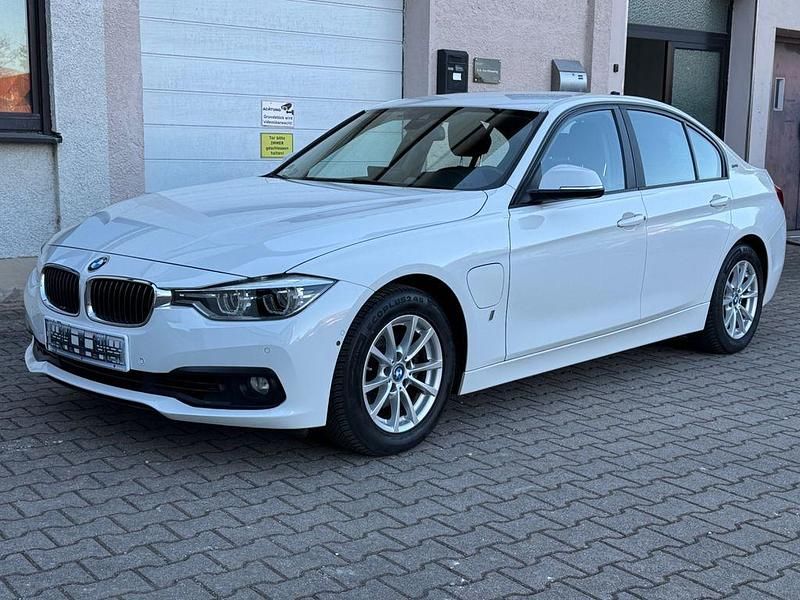 Gebraucht BMW 330e Advantage 184 PS (135 kW) 2016 Alpinweiss iii Limousine