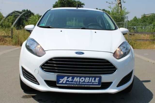 Gebraucht Ford Fiesta Trend 101 PS (74 kW) 2015 Weiß Kleinwagen