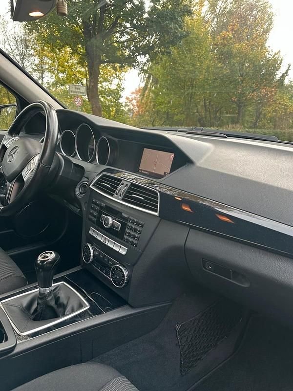 Schwarz Gebraucht 2012 Mercedes C200 Limousine | 10.500 € - Bild 1/4