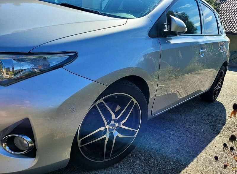 Silber Gebraucht 2014 Toyota Auris Edition Kombi | 9.300 € (Fairer Preis) - Bild 1/4