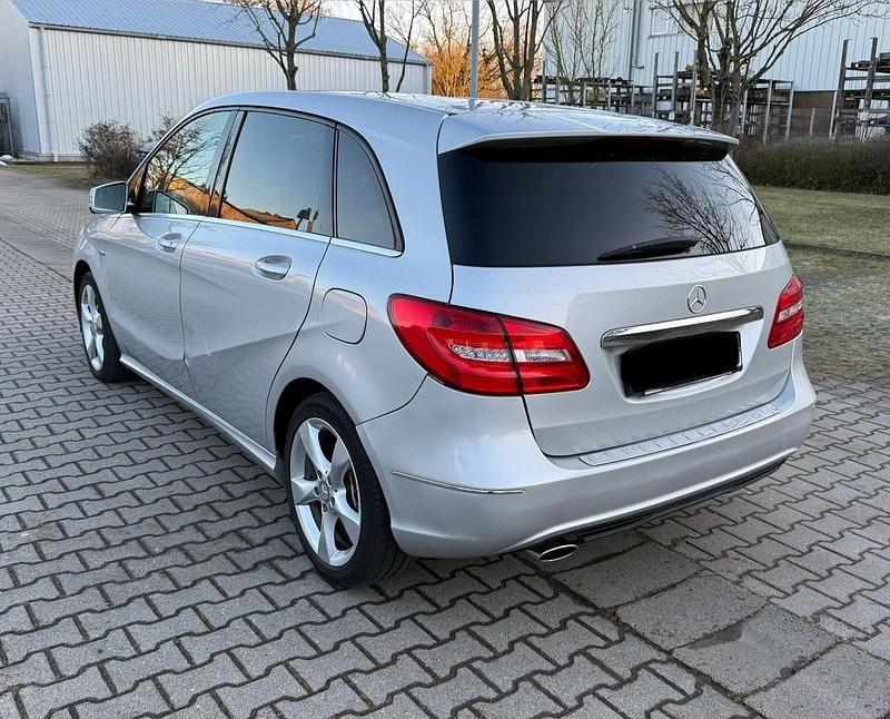 Gebraucht Mercedes B180 122 PS (89 kW) 2011 Silber Van / Kleinbus