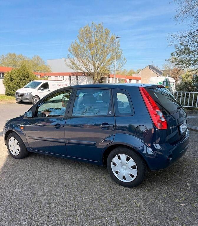 Gebraucht Ford Fiesta Ambiente 80 PS (58 kW) 2008 Blau Kleinwagen
