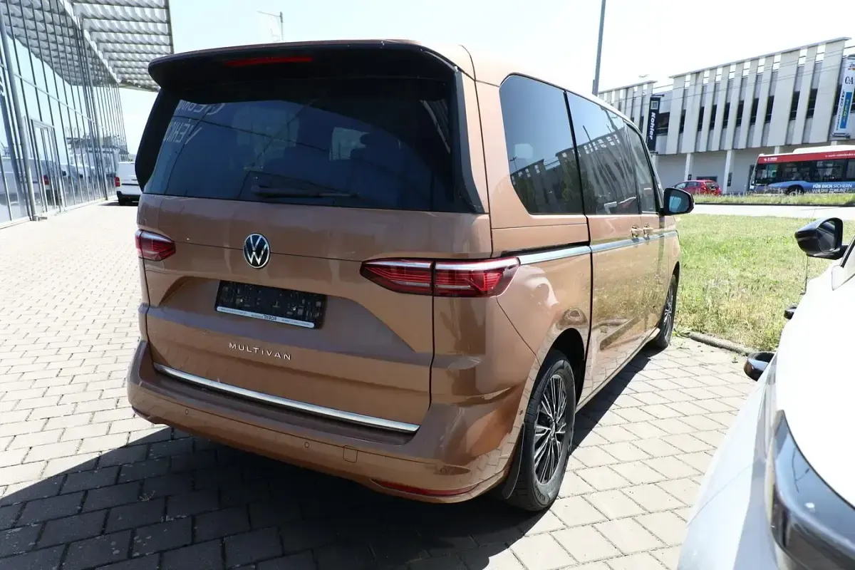 Neu VW Multivan Style 150 PS (110 kW) 2025 Copper bronze metallic Van / Kleinbus