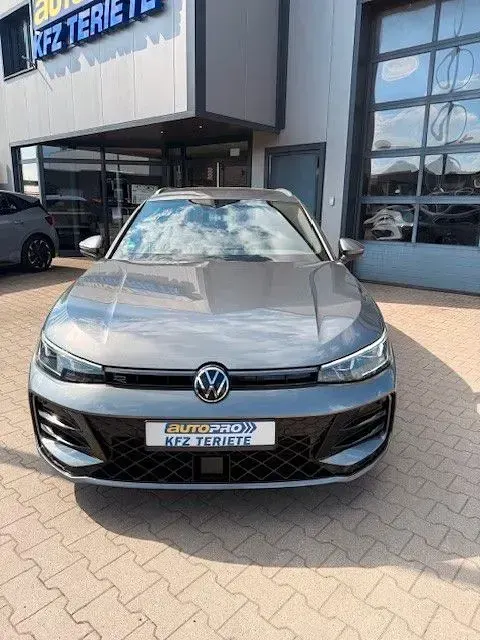 Gebraucht VW Passat R-line 150 PS (110 kW) 2025 Grau Kombi