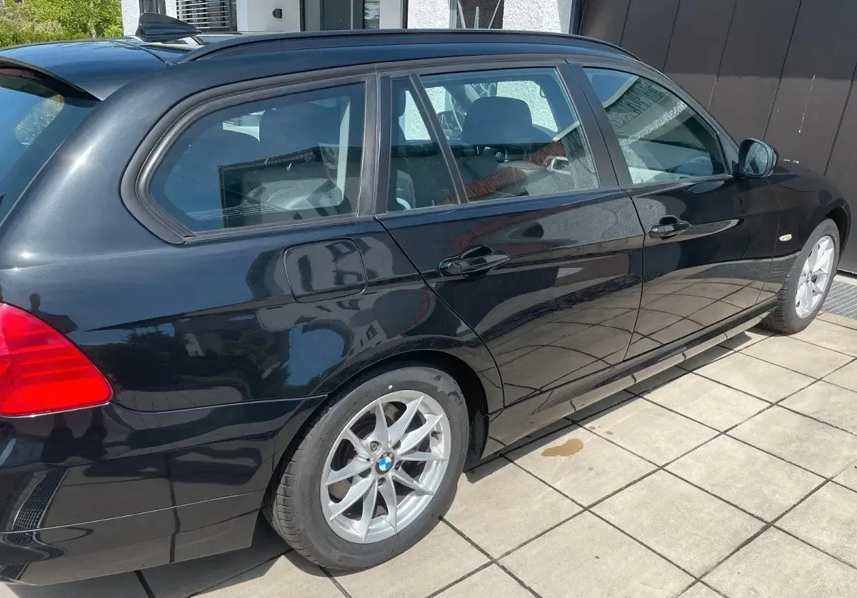 Gebraucht BMW 320 Sport Line 184 PS (135 kW) 2011 Schwarz Kombi