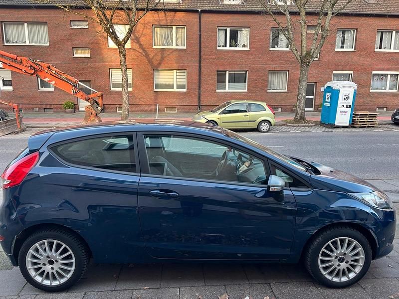Gebraucht Ford Fiesta 60 PS (44 kW) 2011 Blau Kleinwagen