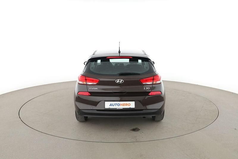 Gebraucht Hyundai i30 Select 120 PS (88 kW) 2018 Braun Limousine