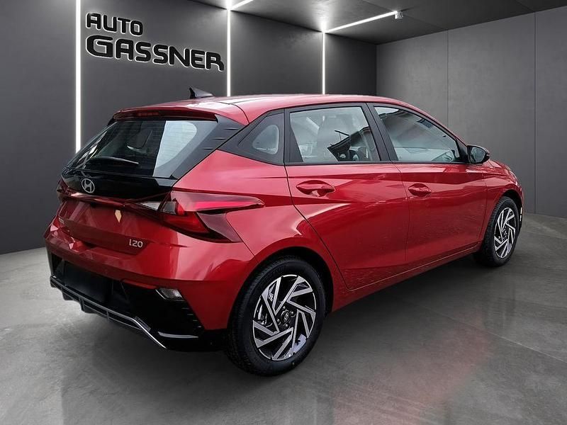 Gebraucht Hyundai i20 Trend 101 PS (74 kW) 2025 Rot Limousine