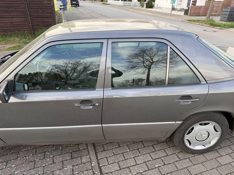 Usata Mercedes E220 150 CV (110 kW) 1994 Grigio Berlina