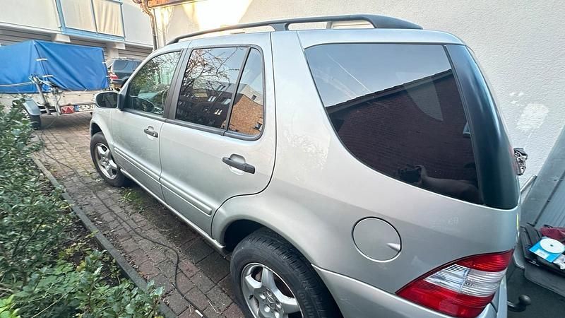 Silber Gebraucht 2004 Mercedes ML270 SUV | 4.300 € - Bild 1/4