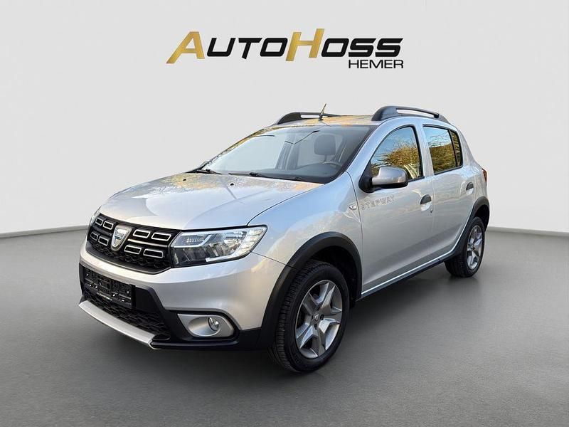 Grau Gebraucht 2017 Dacia Sandero Prestige Kleinwagen | 8.450 € (Fairer Preis) - Bild 1/4