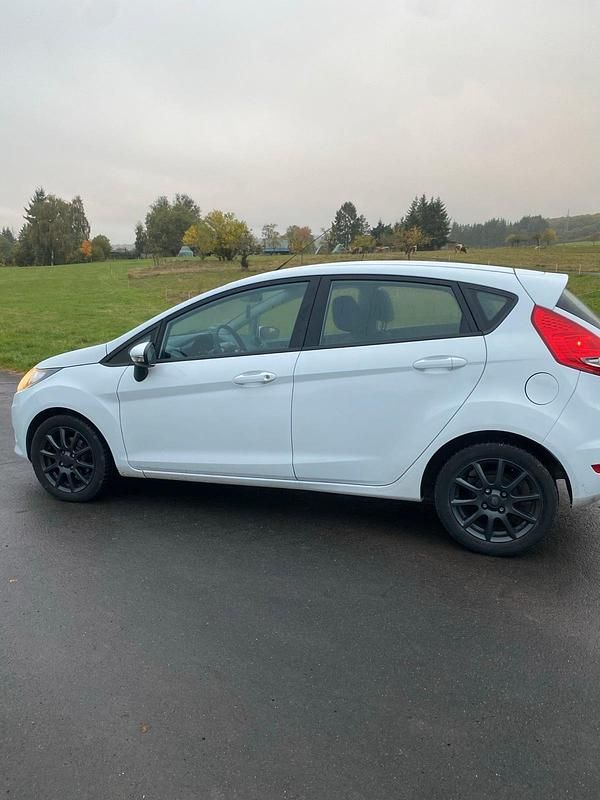 Weiß Gebraucht 2010 Ford Fiesta Kleinwagen | 2.990 € (Fairer Preis) - Bild 1/4