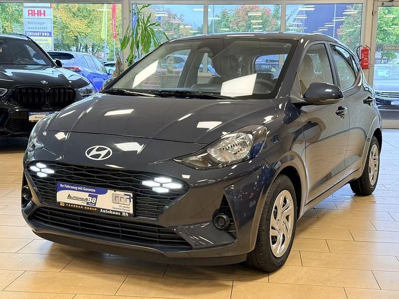 Grau Neu 2025 Hyundai i10 Pure Kleinwagen | 16.950 € (Guter Preis) - Bild 1/4