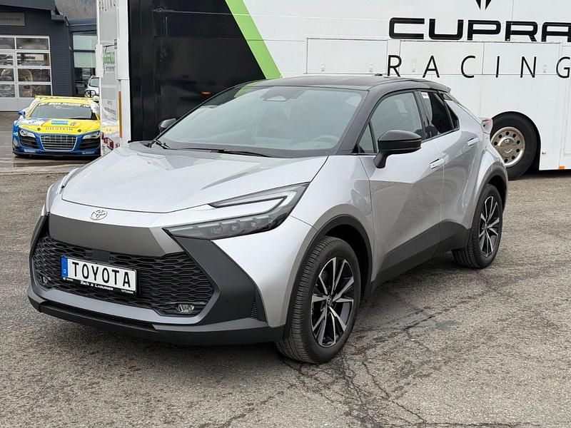 Silver metallic (1l0)/ black ( Gebraucht 2025 Toyota C-HR Team SUV | 36.890 € (Etwas zu teuer) - Bild 1/4