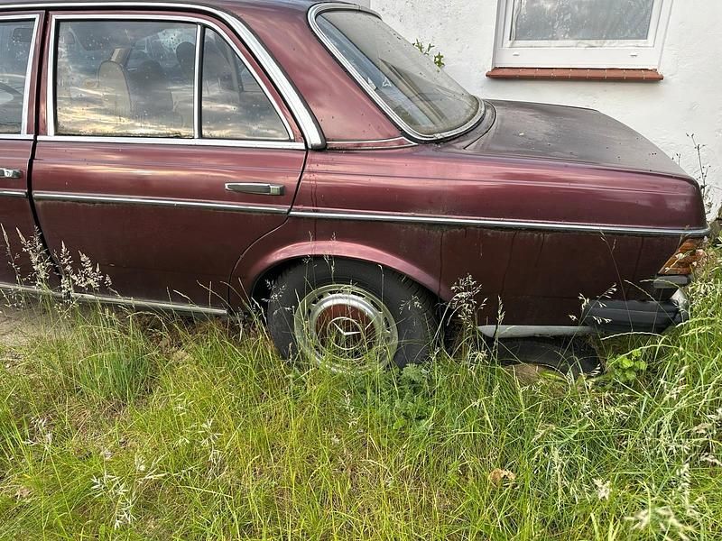 Brugt Mercedes 200 1977 Rød Sedan