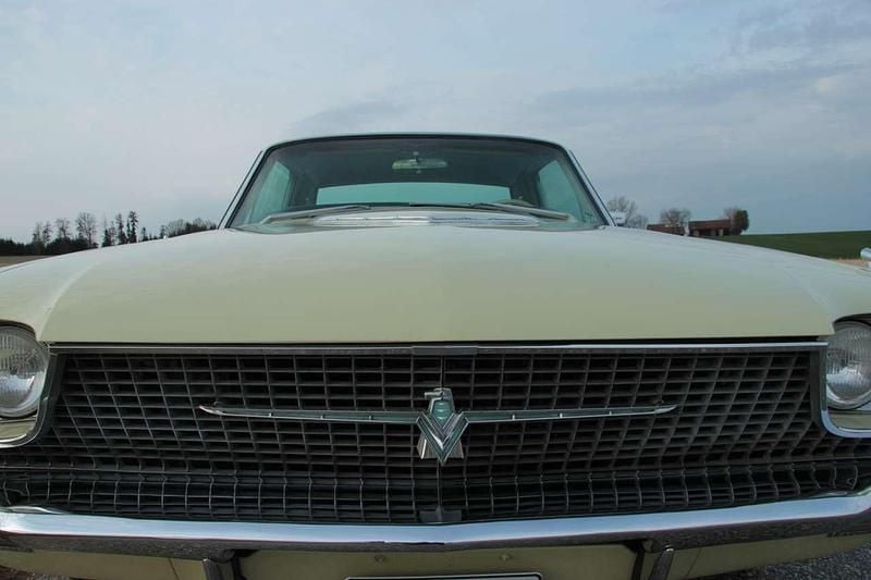 Beige Gebraucht 1966 Ford Thunderbird Coupé | 28.500 € - Bild 1/4