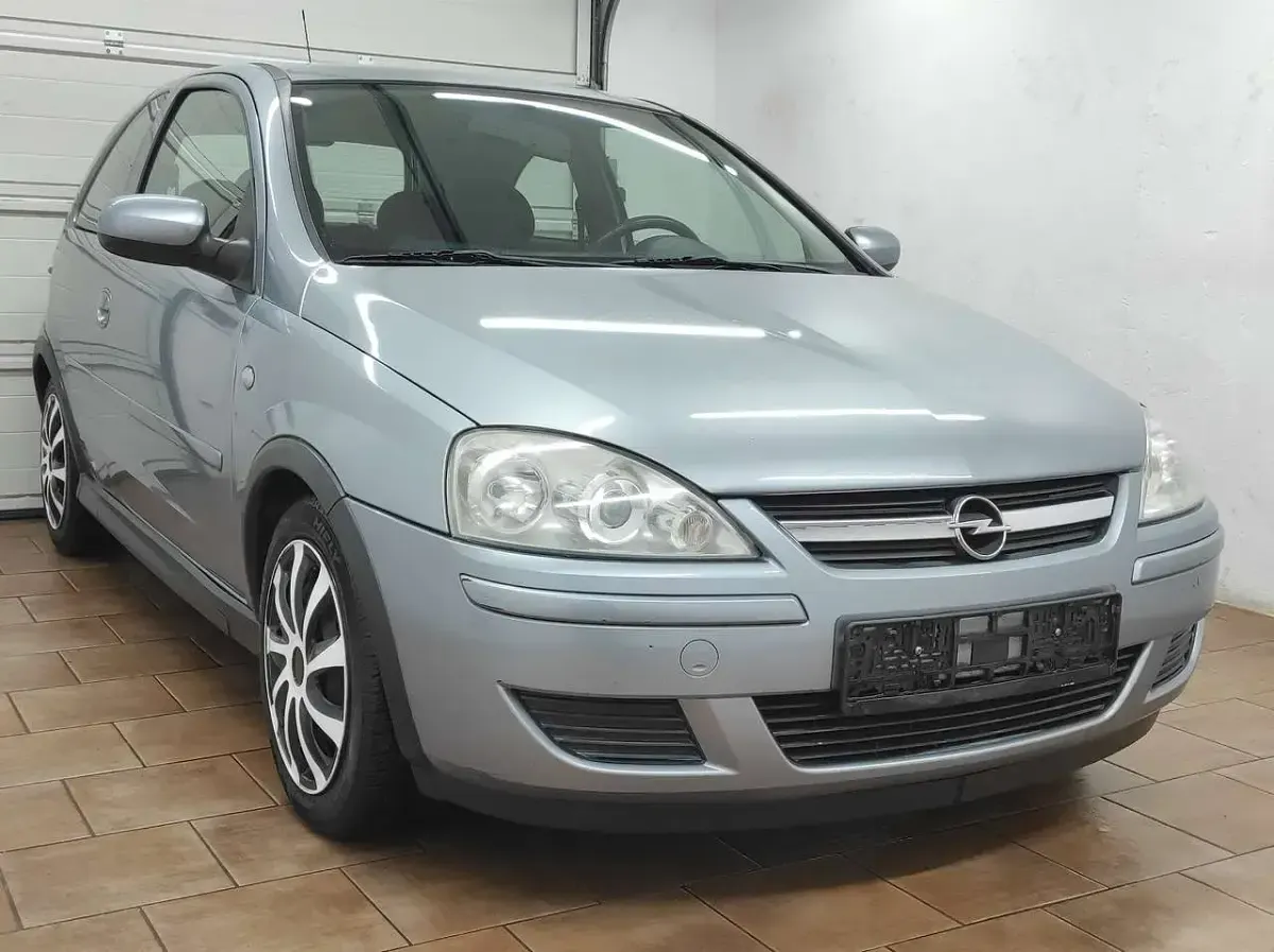 Usado Opel Corsa 80 HP (58 kW) 2005 Prateado Citadino