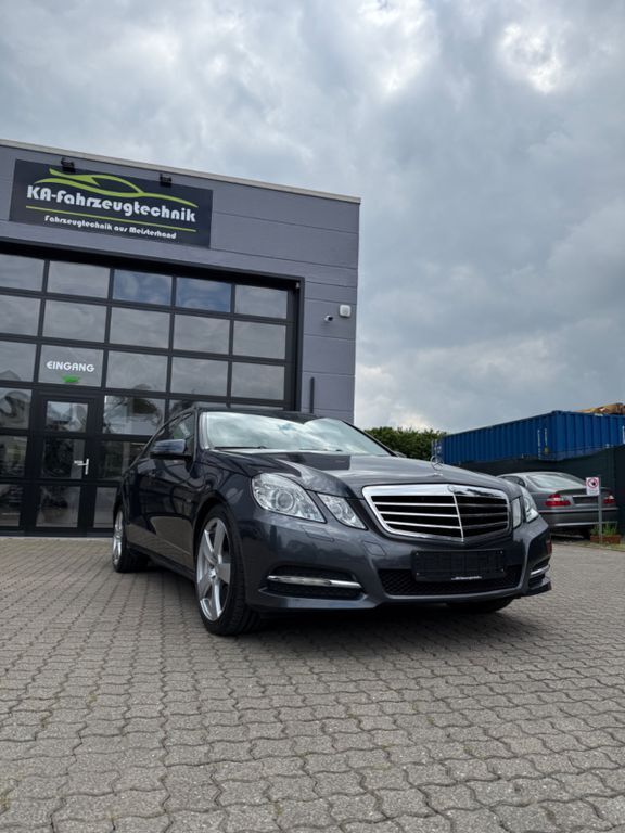 Grau Gebraucht 2011 Mercedes E250 Limousine | 15.990 € (Fairer Preis) - Bild 1/4