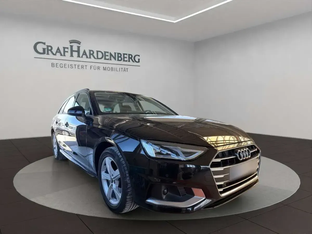 Gebraucht Audi A4 Advanced 163 PS (119 kW) 2022 Mythosschwarz metallic Kombi