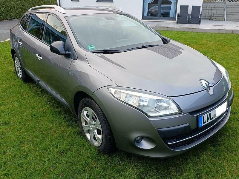 Grau Gebraucht 2011 Renault Mégane III Bose Edition Limousine | 3.450 € (Fairer Preis) - Bild 1/4