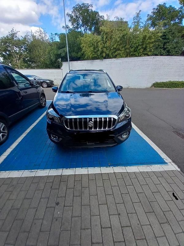 Blau Gebraucht 2016 Suzuki SX4 S-Cross Comfort+ Kleinwagen | 15.800 € (Teuer) - Bild 1/4