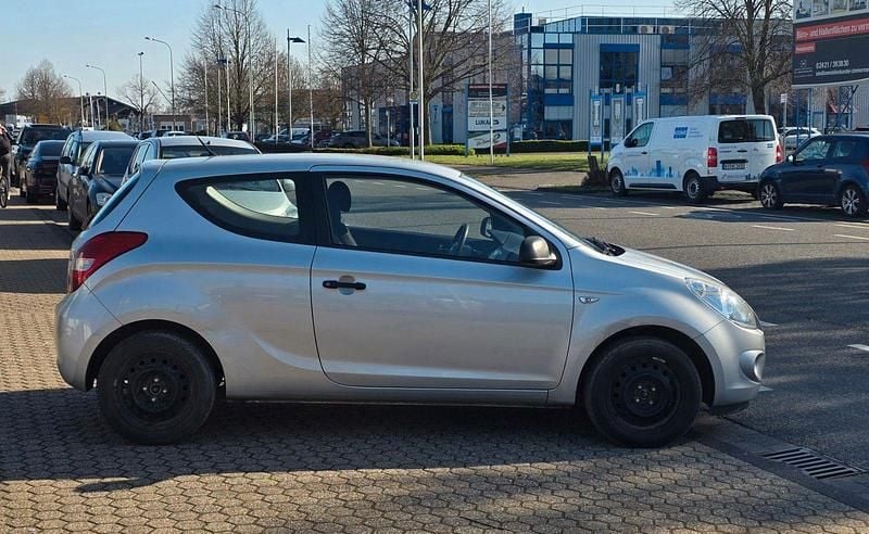 Gebraucht Hyundai i20 Edition 77 PS (56 kW) 2011 Grau Kleinwagen