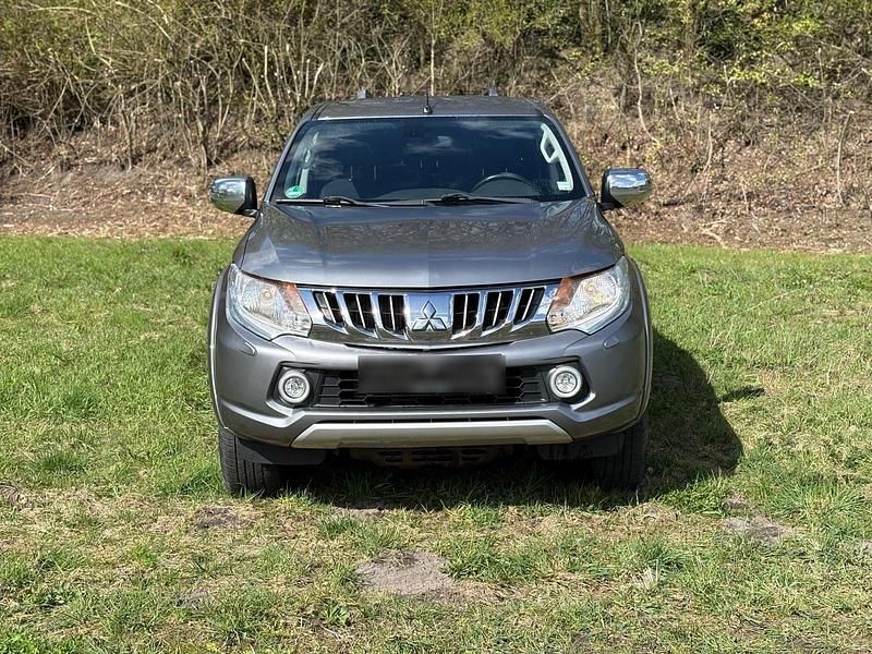 Gebraucht Mitsubishi L200 181 PS (133 kW) 2016 Grau Pickup