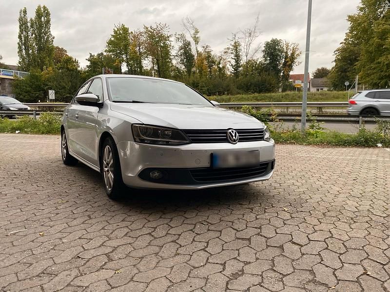 Gebraucht VW Jetta 105 PS (77 kW) 2011 Silber Limousine