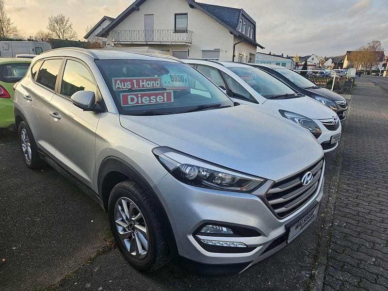 Gebraucht Hyundai Tucson Intro Edition 116 PS (85 kW) 2015 Platinum silver / mic SUV