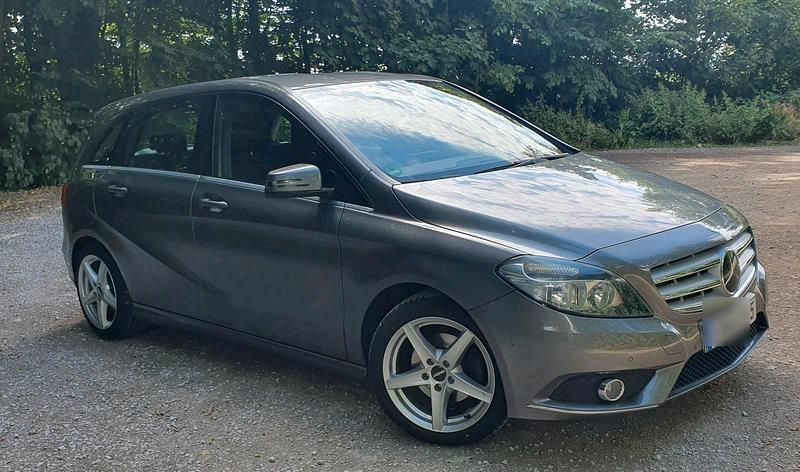 Grau Gebraucht 2012 Mercedes B200 Van / Kleinbus | 6.750 € (Fairer Preis) - Bild 1/4