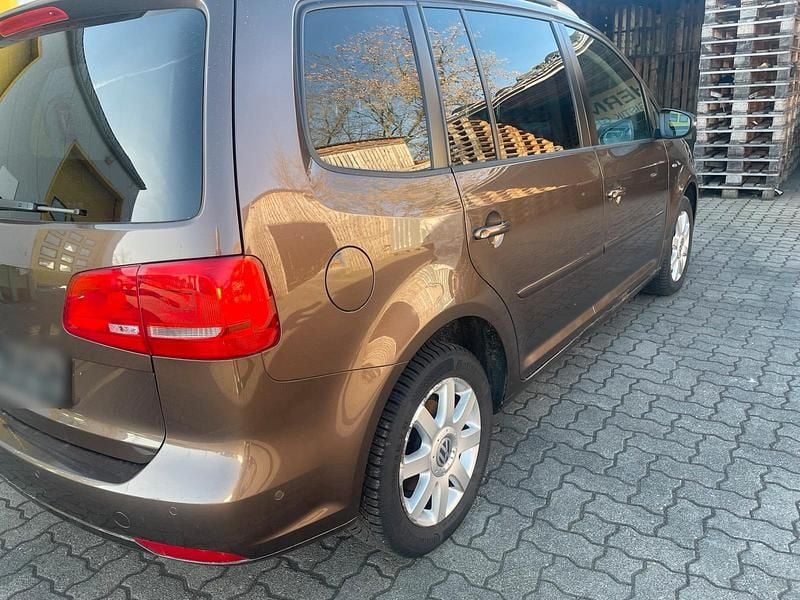 Gebraucht VW Touran Life 106 PS (77 kW) 2014 Braun Van / Kleinbus