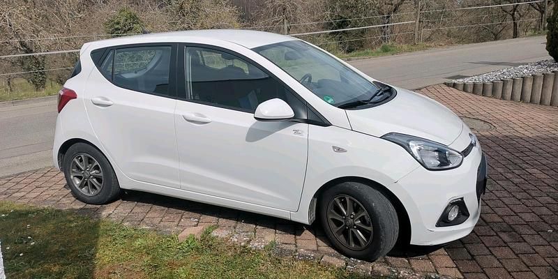 Gebraucht Hyundai i10 67 PS (49 kW) 2015 Weiß Kleinwagen