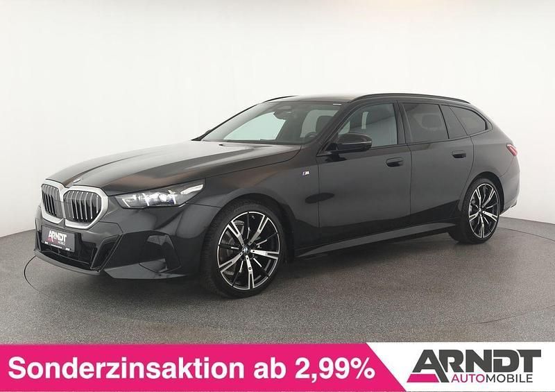 Saphirschwarz Gebraucht 2024 BMW 520 Comfort Edition Kombi | 54.484 € (Guter Preis) - Bild 1/4