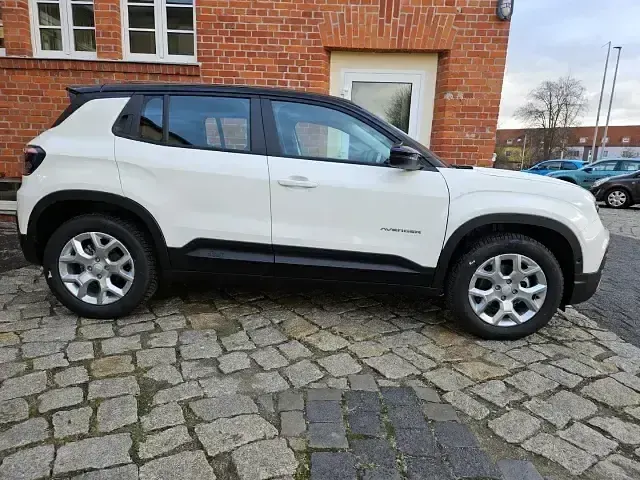 Neu Jeep Avenger Altitude 100 PS (73 kW) 2025 Andere SUV